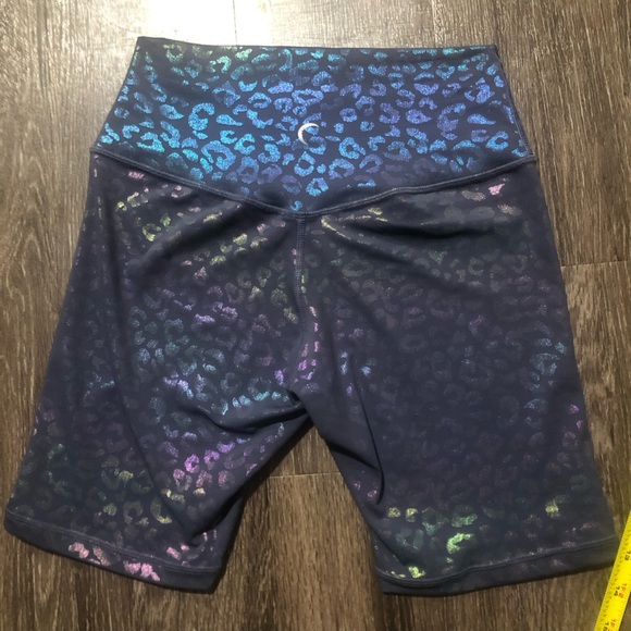 Synergy Activewear Iridescent Leopard Print Biker Shorts - Picture 5 of 8